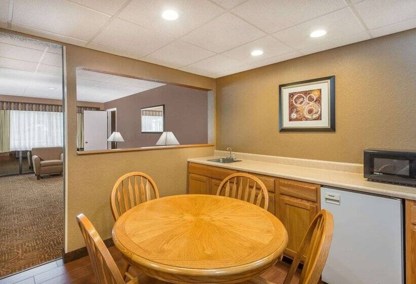 带2个卧室的套房, Ramada By Wyndham Paintsville Hotel & Conference Center