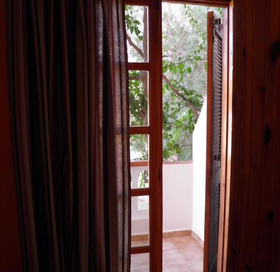 شقة غرفة واحدة, Galaxias Studios