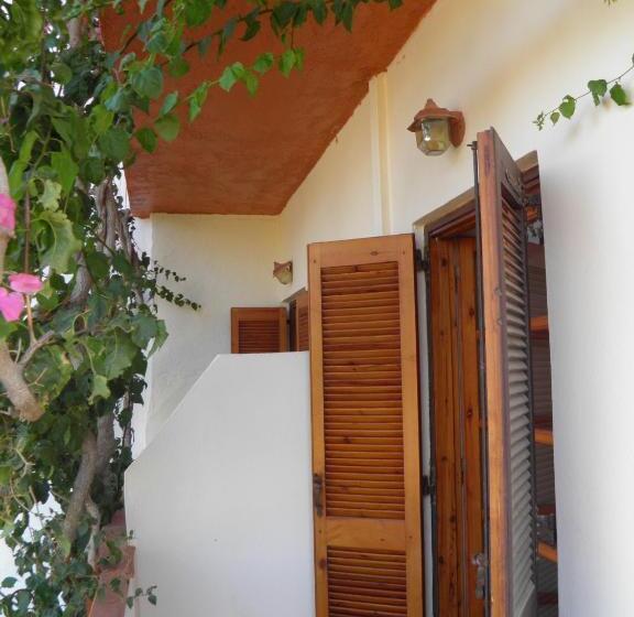 شقة غرفة واحدة, Galaxias Studios