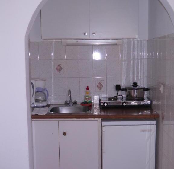 شقة غرفة واحدة, Galaxias Studios