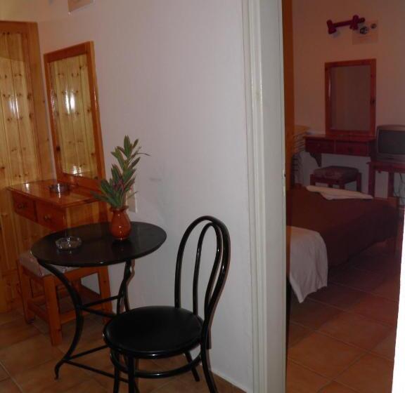 شقة غرفة واحدة, Galaxias Studios