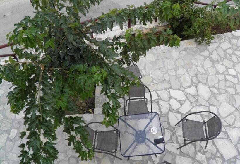 شقة غرفة واحدة, Galaxias Studios