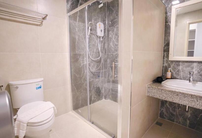 اتاق استاندارد با چشم‌انداز استخر, The Space Airport Hotel Chiang Rai