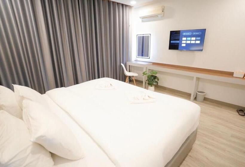 اتاق استاندارد با چشم‌انداز استخر, The Space Airport Hotel Chiang Rai