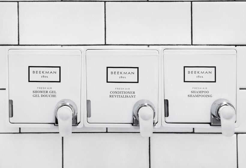 جناح جونيور, Hollywood