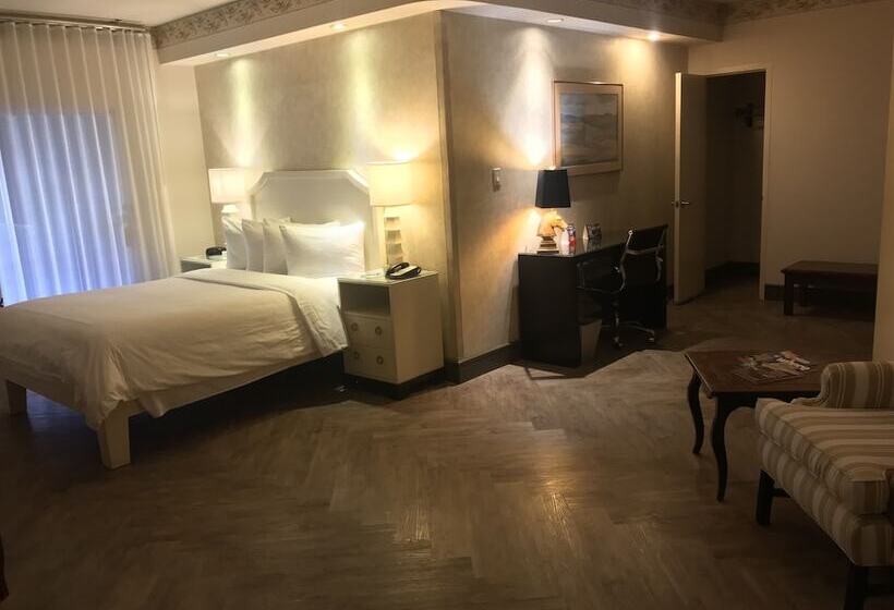 جناح جونيور, Hollywood