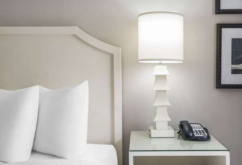 جناح جونيور, Hollywood