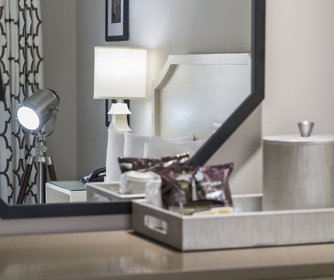 جناح جونيور, Hollywood