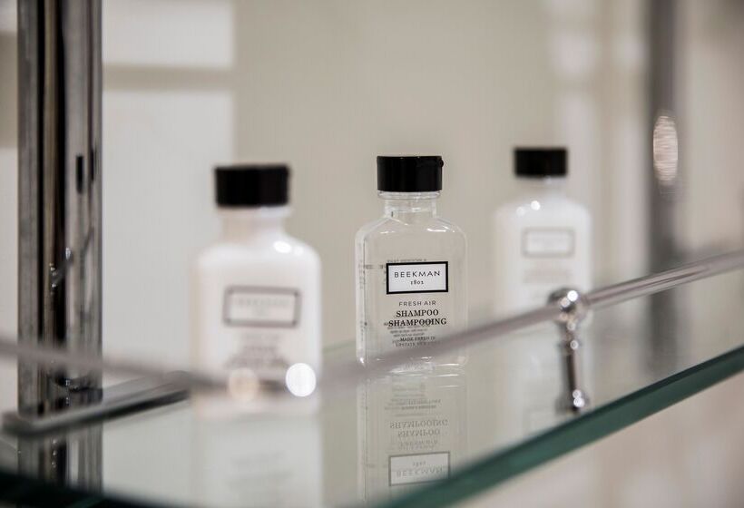 جناح جونيور, Hollywood