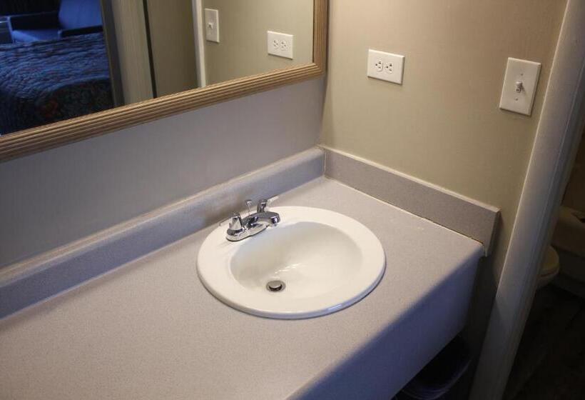 带大床的标准工作室, Red Carpet Inn  Louisville