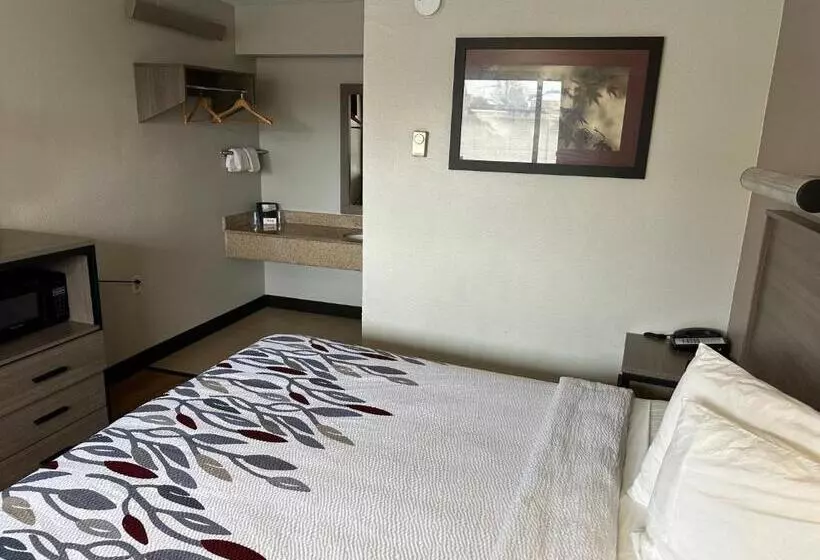 キングサイズベッドのデラックスルーム, Red Roof Inn Detroit  Royal Oak/ Madison Heights