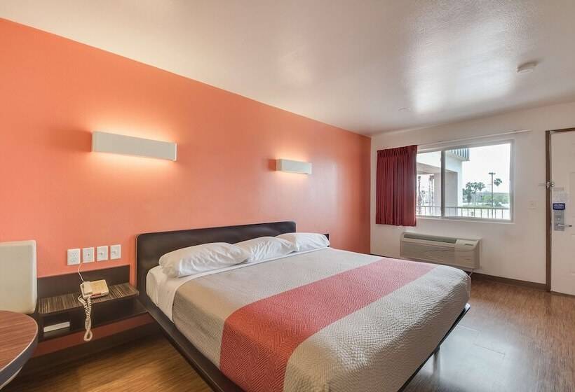 سوییت لوکس, Motel 6 Brownsville, Tx North