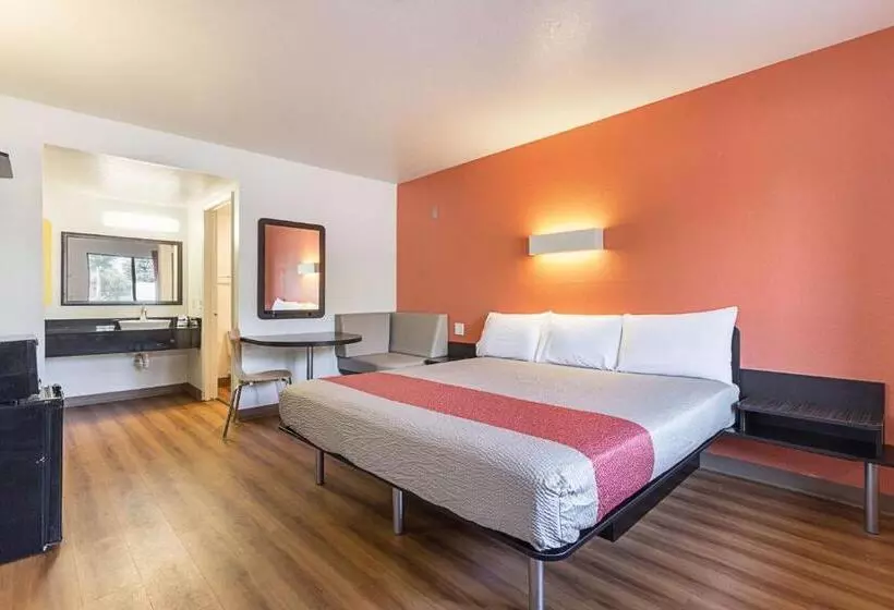 Standard-invahuone King-vuode, Motel 6 fresno, Ca