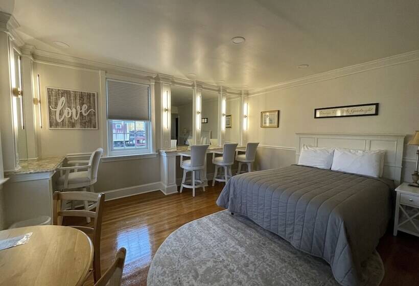 Люкс, Red Caboose Motel & Restaurant