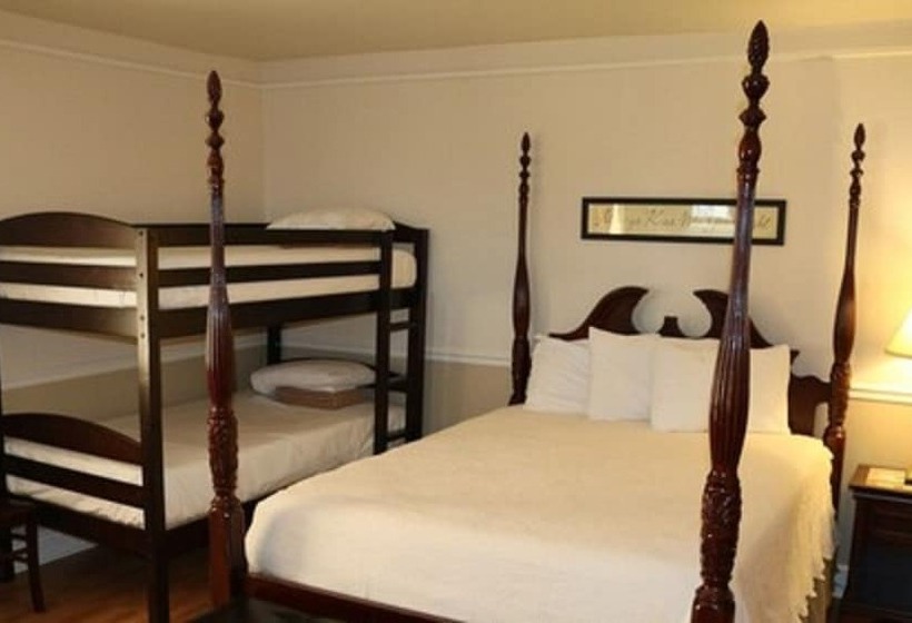 Люкс, Red Caboose Motel & Restaurant