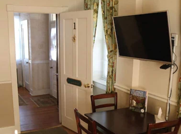 Люкс, Red Caboose Motel & Restaurant