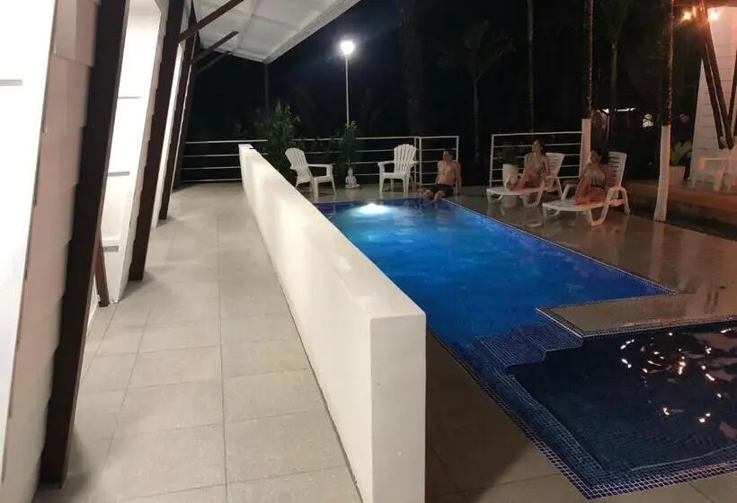プールの見えるスタンダードトリプルルーム, Ballena Dorada Lodge