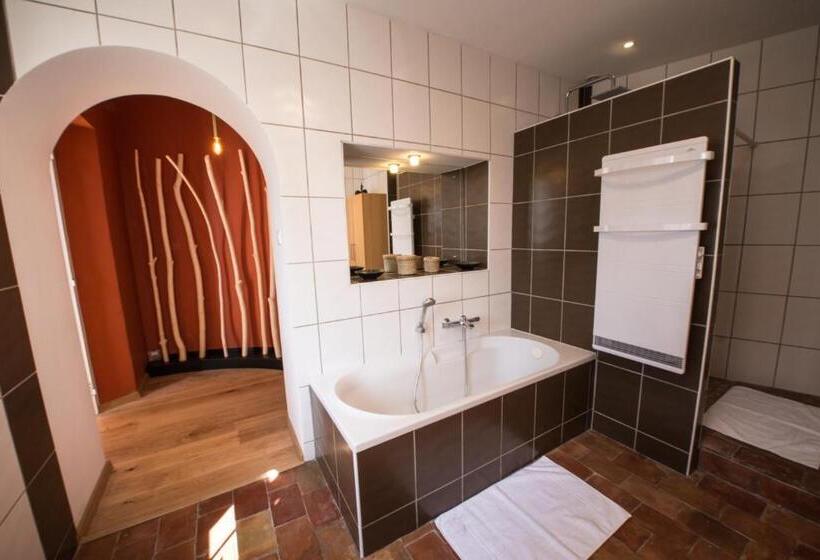 Deluxe Værelse, Une Autre Histoire