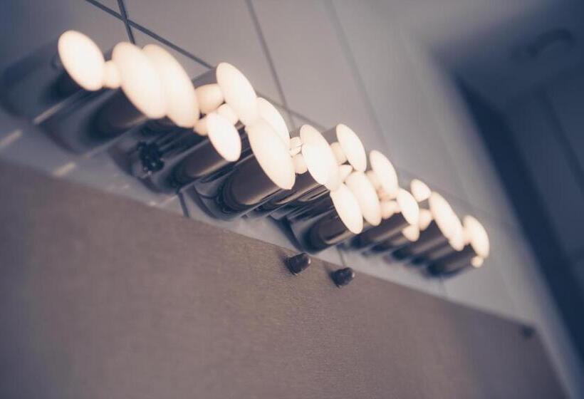 Deluxe Værelse, Une Autre Histoire