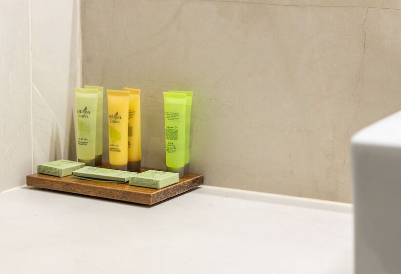 اتاق لوکس با بالکن, Ji