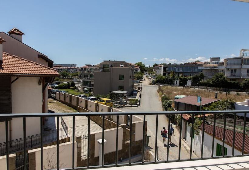 اتاق لوکس با بالکن, Ji