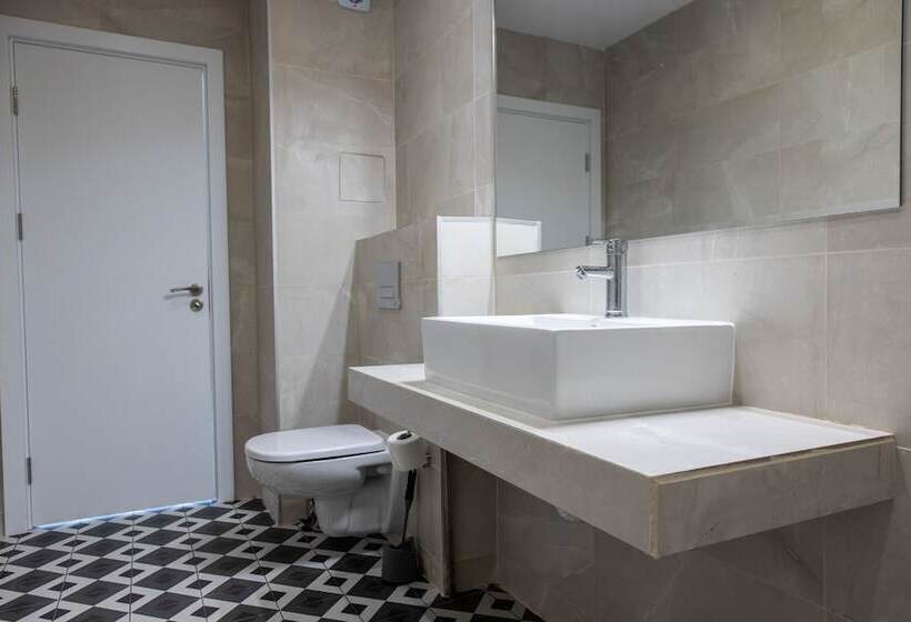 سوییت سوپریور با چشمانداز دریا, Ji