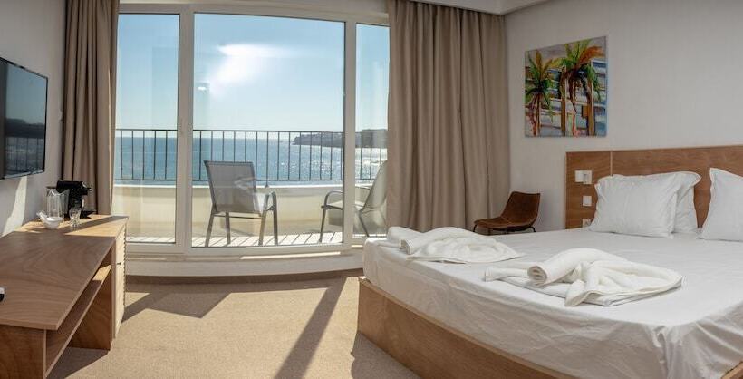 سوییت سوپریور با چشمانداز دریا, Ji