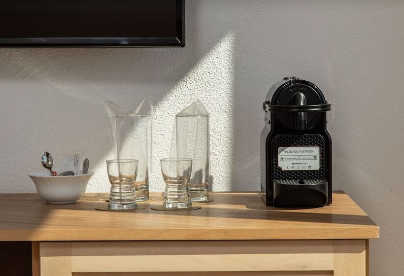 اتاق لوکس با بالکن و چشمانداز دریا, Ji