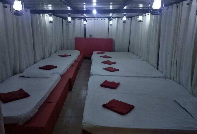 ルームシェアのワンベッド, Ooty Dormitories