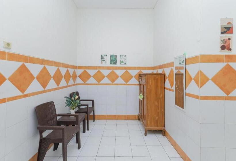 חדר סטנדרט, Reddoorz Syariah At Mojosari