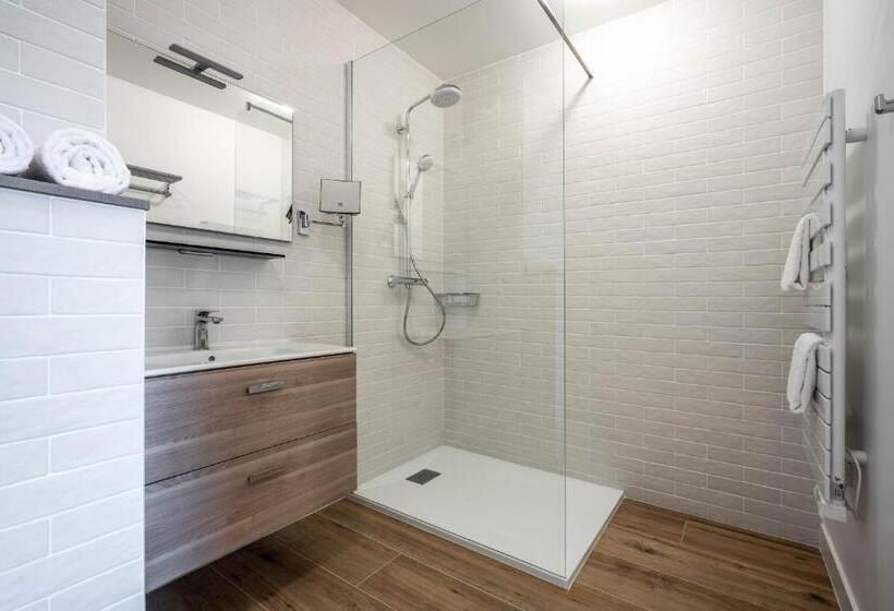 شقة غرفة واحدة, La Grange Des Pères