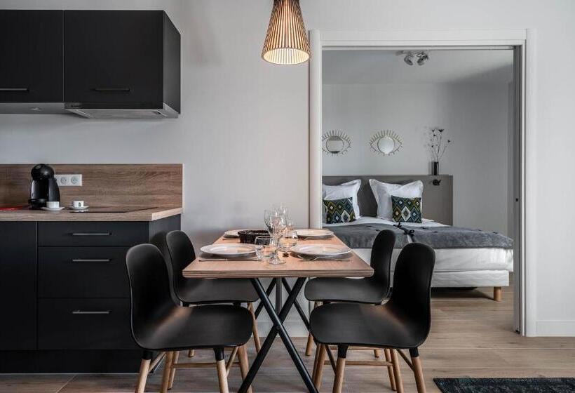 شقة غرفة واحدة, La Grange Des Pères