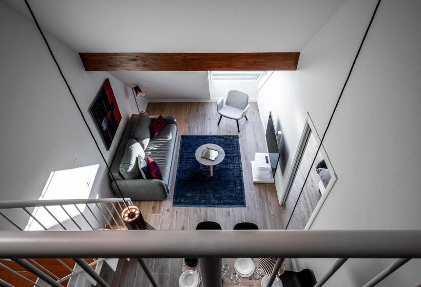 شقة غرفة واحدة, La Grange Des Pères