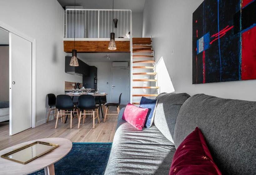 شقة غرفة واحدة, La Grange Des Pères