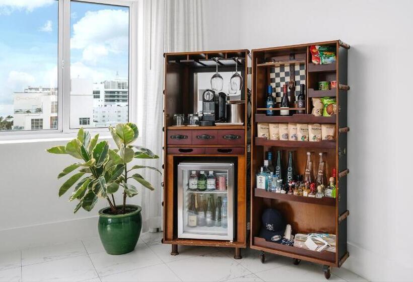Номер Стандарт Вид на Бассейн, Nautilus Sonesta Miami Beach
