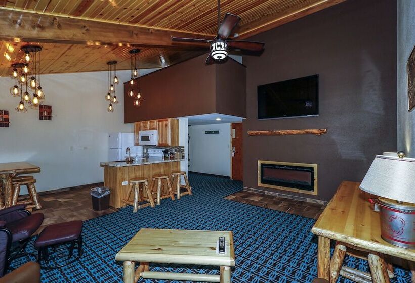 家庭套房, Round Barn Lodge