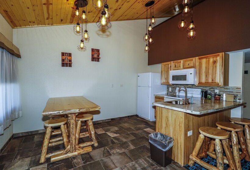 家庭套房, Round Barn Lodge