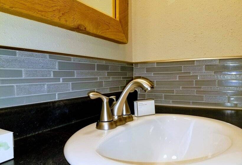 标准间带双人床, Round Barn Lodge