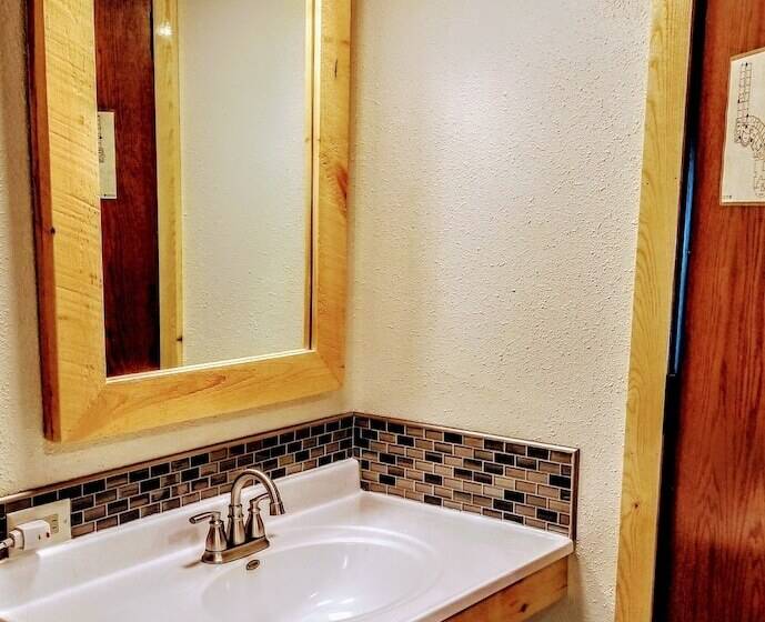 标准间带双人床, Round Barn Lodge