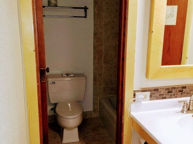 标准间带双人床, Round Barn Lodge