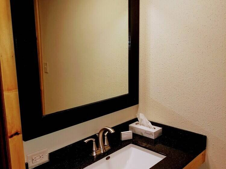 标准间带双人床, Round Barn Lodge