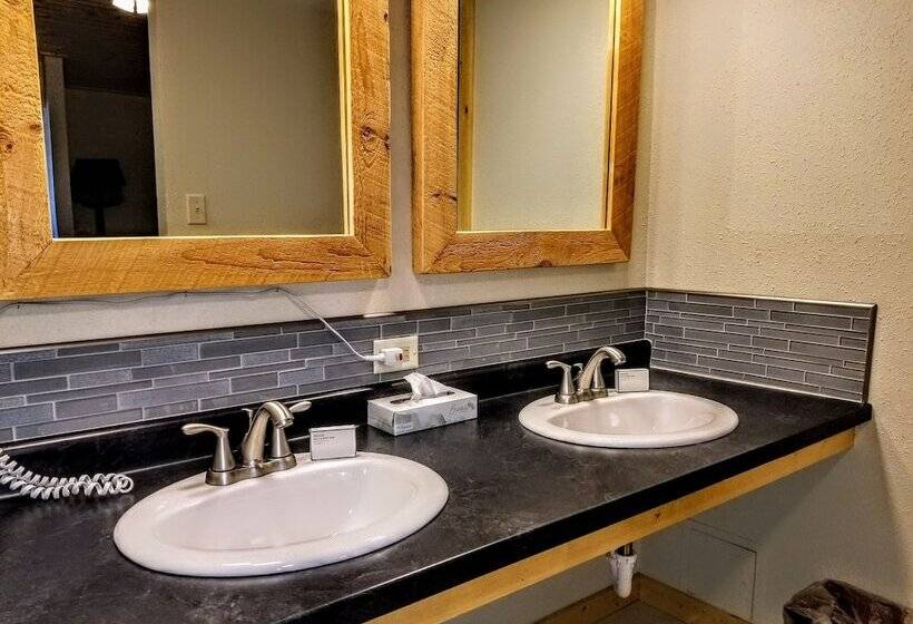 标准间带双人床, Round Barn Lodge