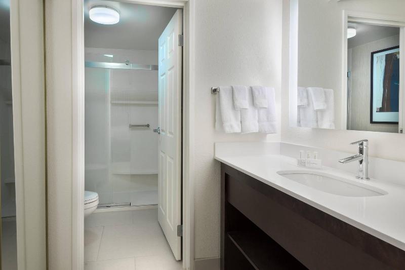 带大床的标准工作室, Residence Inn Savannah Midtown