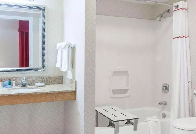 身障者適用キングサイズベッドルーム, Value Suites Extended Stay   St Louis