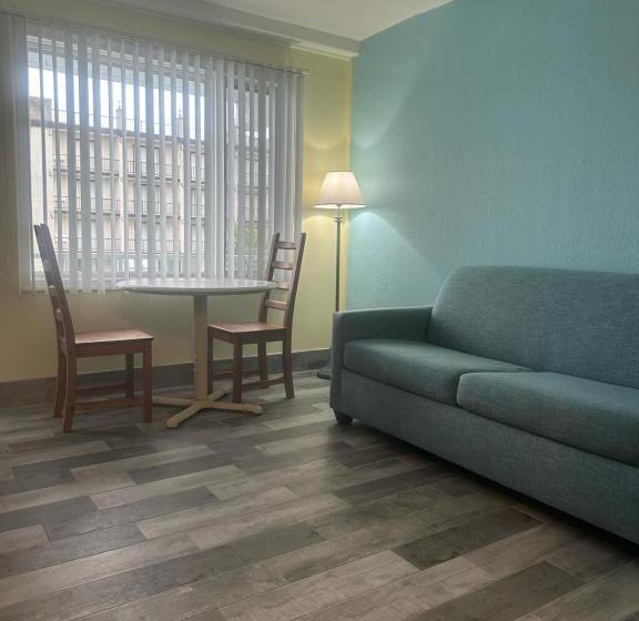 Family Suite, Royal Canadian Motel