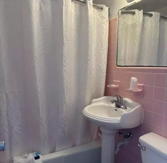 ロイヤルスイート, Royal Canadian Motel