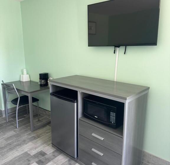 Королевский Люкс, Royal Canadian Motel