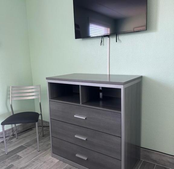 Королевский Люкс, Royal Canadian Motel