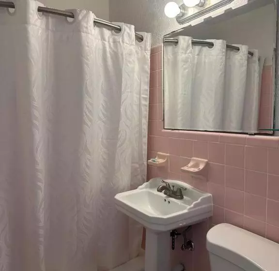 キングサイズベッドのデラックススイート, Royal Canadian Motel