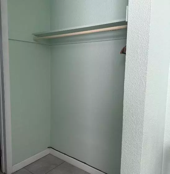 キングサイズベッドのデラックススイート, Royal Canadian Motel
